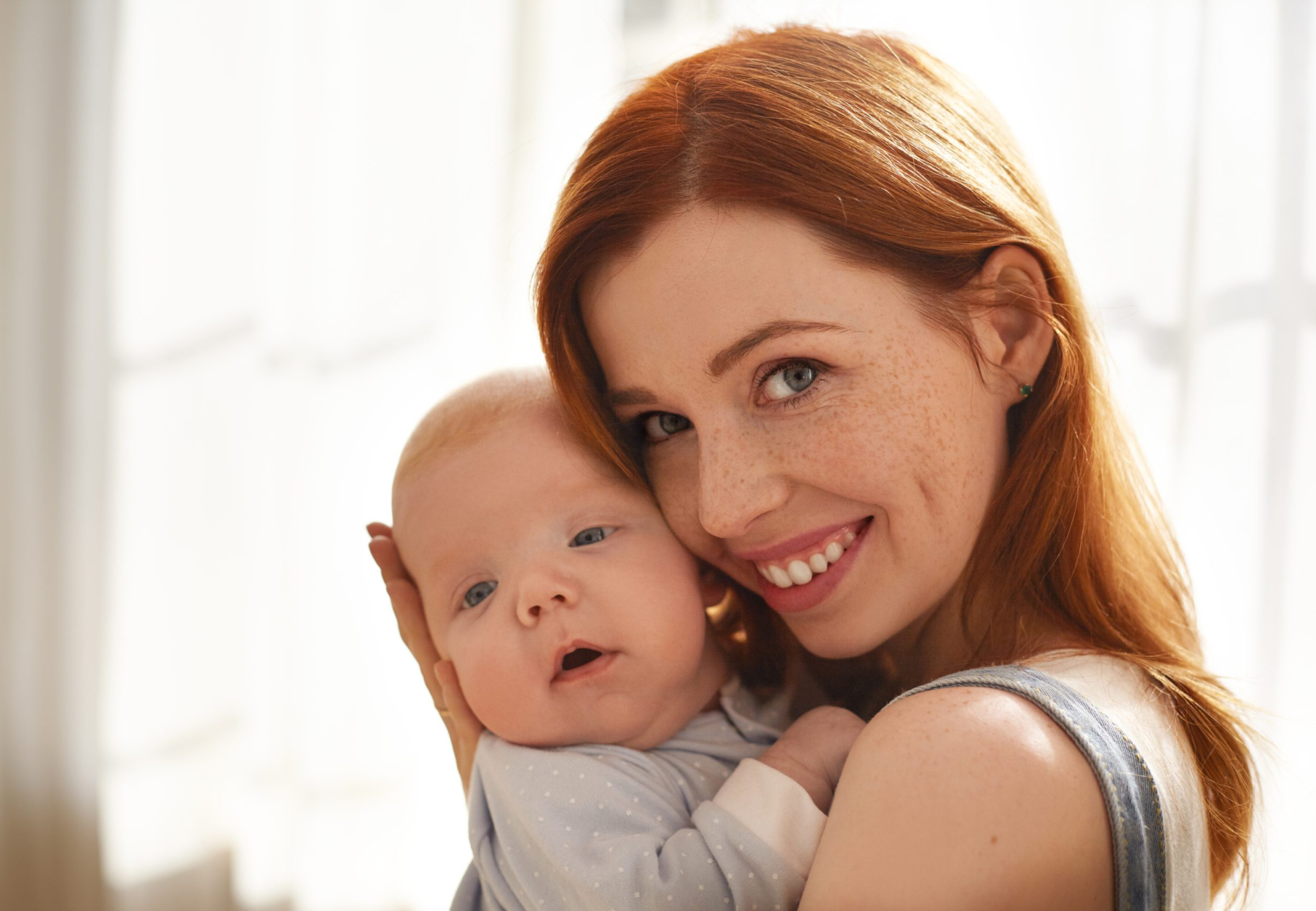 Modern tıp, çocuk sahibi olma sürecinde karşılaşılan zorlukların üstesinden gelmek için çeşitli yöntemler sunmaktadır. Bu yöntemler arasında taşıyıcı annelik, tüp bebek tedavisi, yumurta donasyonu ve cinsiyet seçimi gibi seçenekler bulunmaktadır. Bu yazıda, taşıyıcı annelik ve tüp bebek tedavileri hakkında detaylı bilgi vererek, Kıbrıs ve İstanbul'daki seçenekleri ele alacağız.
Taşıyıcı Annelik Nedir?
Taşıyıcı annelik, bir kadının (taşıyıcı anne), başka bir çift veya birey için hamile kalması ve bebeği doğurmasıdır. Bu süreç, çocuk sahibi olamayan çiftler veya bireyler için bir umut kaynağıdır. Kıbrıs taşıyıcı annelik seçenekleri, uygun yasal düzenlemeler ve profesyonel sağlık hizmetleri ile bu alanda öne çıkmaktadır.
Kıbrıs Taşıyıcı Annelik Fiyatları
Kıbrıs'ta taşıyıcı annelik süreci, çiftler için ekonomik ve yasal avantajlar sunar. Kıbrıs taşıyıcı annelik fiyatları, sürecin karmaşıklığına ve taşıyıcı annenin ihtiyaçlarına göre değişiklik gösterebilir. Ancak genel olarak, Kıbrıs'taki fiyatlar diğer ülkelere kıyasla daha uygundur. Ayrıca, Gürcistan taşıyıcı annelik fiyatları da benzer şekilde ekonomik avantajlar sunar.
Tüp Bebek Tedavisi Nedir?
Tüp bebek tedavisi, kadın ve erkek üreme hücrelerinin laboratuvar ortamında döllenmesi ve elde edilen embriyonun rahime transfer edilmesi sürecidir. Bu yöntem, doğal yollarla çocuk sahibi olamayan çiftler için etkili bir çözüm sunar. Tüp bebek İstanbul ve Kıbrıs tüp bebek merkezleri, bu alanda uzmanlaşmış ekipleri ve ileri teknolojiye sahip laboratuvarları ile hizmet vermektedir.
Kıbrıs Tüp Bebek Merkezleri ve Fiyatları
Kıbrıs, tüp bebek tedavisi konusunda dünya çapında tanınmış merkezlere ev sahipliği yapar. Kıbrıs tüp bebek merkezleri, yüksek başarı oranları ve uygun fiyatları ile dikkat çeker. Kıbrıs tüp bebek fiyatları, tedavi sürecinin kapsamına ve çiftin ihtiyaçlarına göre değişiklik gösterebilir. Özellikle, Kıbrıs tüp bebek cinsiyet seçimi fiyatları da çiftler için cazip seçenekler sunar.
Tüp Bebekte Cinsiyet Seçimi
Tüp bebek tedavisi ile cinsiyet seçimi, çiftlerin aile planlamasını daha kontrollü bir şekilde yapmalarına olanak tanır. Tüp bebekte cinsiyet seçimi, embriyoların genetik olarak incelenmesi ve istenen cinsiyetteki embriyonun seçilmesi sürecini içerir. Bu hizmet, Kıbrıs ve İstanbul'daki tüp bebek merkezlerinde profesyonel olarak sunulmaktadır.
Yumurta Donasyonu
Yumurta donasyonu, kadınların kendi yumurtaları ile hamile kalamadığı durumlarda, donör yumurtalarının kullanıldığı bir tedavi yöntemidir. Bu yöntem, ileri yaş veya düşük yumurta rezervi gibi nedenlerle çocuk sahibi olamayan kadınlar için ideal bir çözümdür. Kıbrıs yumurta donasyonu ve İstanbul yumurta donasyonu merkezleri, bu alanda yüksek başarı oranları ile hizmet vermektedir.
Tüp Bebek Süreci
Tüp bebek süreci, birkaç aşamadan oluşur ve her aşama, uzman ekipler tarafından titizlikle yürütülür. İşte tüp bebek sürecinin başlıca aşamaları:
Hazırlık ve Değerlendirme:
İlk aşamada, çiftlerin sağlık durumları değerlendirilir ve tedaviye uygun olup olmadıkları belirlenir. Bu aşamada, hormon seviyeleri ve üreme organlarının durumu incelenir.
Yumurtaların Uyarılması:
Kadının yumurtalıkları, çeşitli ilaçlarla uyarılır ve olgun yumurtalar elde edilir. Bu süreç, yaklaşık iki hafta sürer ve düzenli olarak ultrason ve kan testleri ile takip edilir.
Yumurta Toplama:
Olgunlaşan yumurtalar, hafif anestezi altında toplanır. Bu işlem, yaklaşık 15-20 dakika sürer ve minimal rahatsızlık ile gerçekleştirilir.
Döllenme ve Embriyo Gelişimi:
Toplanan yumurtalar, erkekten alınan sperm ile laboratuvar ortamında döllenir. Döllenen yumurtalar, embriyo haline gelir ve birkaç gün boyunca laboratuvarda izlenir.
Embriyo Transferi:
Gelişen embriyolar, rahime transfer edilir. Bu işlem, genellikle ağrısızdır ve kısa sürede tamamlanır. Transfer sonrası, embriyonun rahime tutunup tutunmadığı takip edilir.
Gebelik Testi:
Embriyo transferinden yaklaşık 10-14 gün sonra, gebelik testi yapılır. Pozitif sonuç alındığında, gebelik süreci doktor kontrolünde devam eder.
Tüp Bebek Merkezi Seçimi
Tüp bebek merkezi seçimi, tedavi sürecinin başarısı için kritik öneme sahiptir. İstanbul ve Kıbrıs'taki tüp bebek merkezleri, yüksek başarı oranları, ileri teknolojiye sahip laboratuvarları ve deneyimli uzman kadroları ile öne çıkar. Kıbrıs en iyi tüp bebek merkezi ve İstanbul tüp bebek merkezleri, çiftlerin güvenle tercih edebileceği sağlık kuruluşlarıdır.
Sonuç
Taşıyıcı annelik ve tüp bebek tedavileri, çocuk sahibi olma sürecinde karşılaşılan zorlukları aşmak için etkili çözümler sunar. Kıbrıs taşıyıcı annelik, tüp bebek, yumurta donasyonu ve cinsiyet seçimi gibi hizmetler, çiftlerin hayallerine kavuşmalarını sağlar. Kıbrıs ve İstanbul'daki tüp bebek merkezleri, bu alandaki uzmanlıkları ve kaliteli hizmetleri ile dünya çapında tanınmaktadır. Çiftler, bu merkezlerde uygun fiyatlarla ve yüksek başarı oranları ile tedavi olabilirler.